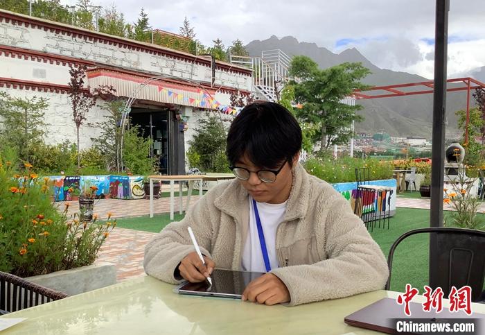 “Z世代”旦真旺加認(rèn)為，拉薩是一座開放與包容的城市，記憶中的拉薩是彩色的。2021年，旦真旺加從浙江大學(xué)漢語言文學(xué)專業(yè)畢業(yè)后，他選擇回到拉薩，成為一名漢語文實(shí)習(xí)助教。圖為8月4日，旦真旺加在課間陪學(xué)生玩耍。 <a target='_blank' ><p  align=