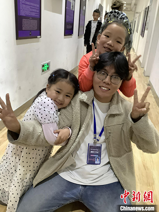 “Z世代”旦真旺加認(rèn)為，拉薩是一座開放與包容的城市，記憶中的拉薩是彩色的。2021年，旦真旺加從浙江大學(xué)漢語言文學(xué)專業(yè)畢業(yè)后，他選擇回到拉薩，成為一名漢語文實(shí)習(xí)助教。圖為8月4日，旦真旺加在課間陪學(xué)生玩耍。 <a target='_blank' ><p  align=