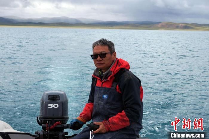 本次科考領(lǐng)隊、中科院青藏高原所侯居峙研究員駕駛充氣快艇?！?lt;a target='_blank' ><p  align=