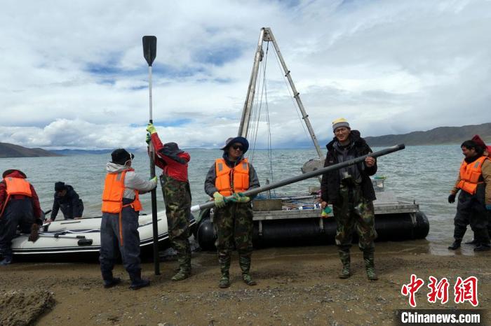 科考隊員從巴木錯采樣歸來?！?lt;a target='_blank' ><p  align=