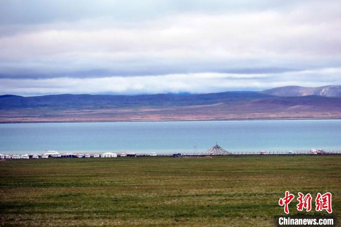 西藏安多縣茲格塘錯岸邊帳篷林立，旅游業(yè)發(fā)展勢頭良好?！?lt;a target='_blank' ></p><p  align=