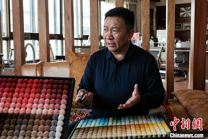 圖為8月4日，次旦展示自己的藏毯標(biāo)準(zhǔn)“色卡”。 <a target='_blank' ><p  align=