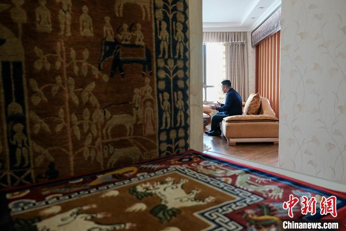 8月4日，次旦在拉薩的公司里懸掛展示的精美藏毯。 <a target='_blank' ><p  align=