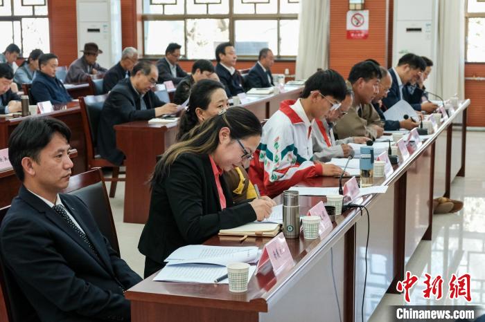 圖為8月10日座談會現(xiàn)場，左一為歸國定居藏胞晉美次旦?！〗w波 攝