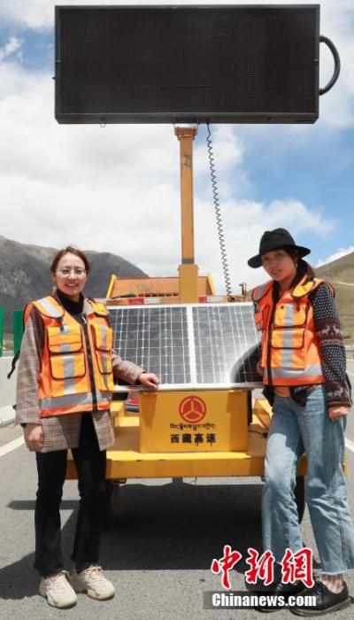 圖為萍措(右)在采訪過程中留影。(資料圖片) <a target='_blank' ><p align=