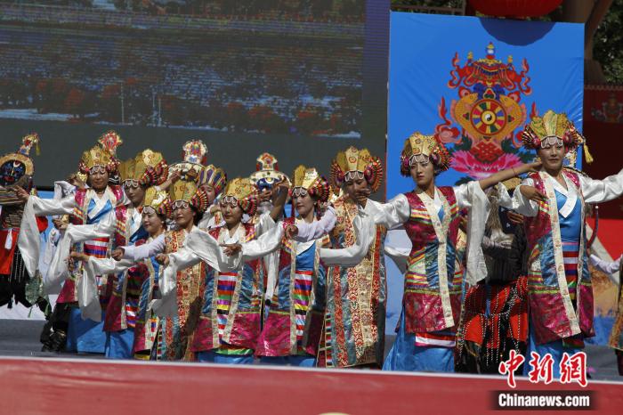 圖為日喀則市一場文藝節(jié)目的藏戲表演(資料圖)。趙朗攝