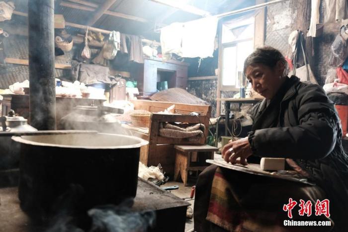 圖為8月6日，60歲的卓嘎在玉麥鄉(xiāng)牧場放牧點制作奶渣。 <a target='_blank' ></p><p  align=