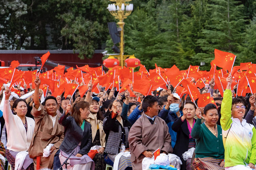8月19日10時，慶祝西藏和平解放70周年大會在拉薩市布達(dá)拉宮廣場隆重舉行。徐馭堯 攝