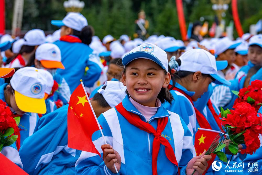 8月19日10時，慶祝西藏和平解放70周年大會在拉薩市布達(dá)拉宮廣場隆重舉行。徐馭堯 攝