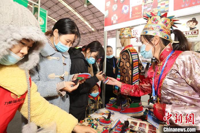 西藏瓊結(jié)赴襄陽(yáng)參加漢江流域農(nóng)業(yè)博覽會(huì)，農(nóng)特產(chǎn)品受青睞(資料圖) 湖北省援藏辦供圖