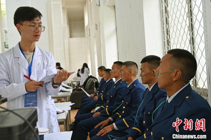 圖為研究團隊成員登記消防員信息?！≮w朗 攝