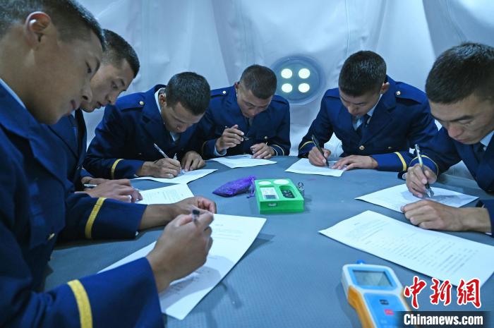 圖為消防員在高壓氧艙內填寫問卷?！≮w朗 攝