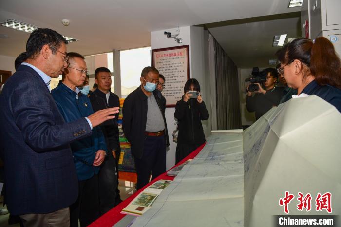 圖為參加西藏三大重點(diǎn)文物保護(hù)維修工程檔案移交進(jìn)館儀式人員參觀布達(dá)拉宮手繪圖紙。　貢嘎來(lái)松 攝