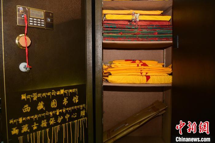 圖為拉薩市檔案館里收藏的藏文古籍。　貢嘎來(lái)松 攝