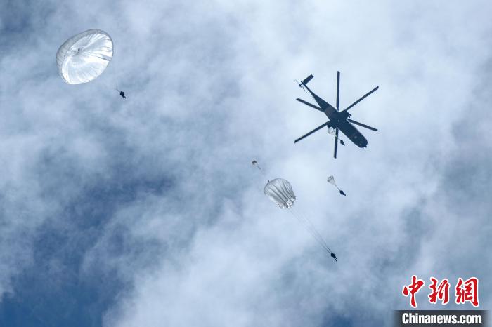 圖為傘降女兵在空中開(kāi)傘。　王述東 攝