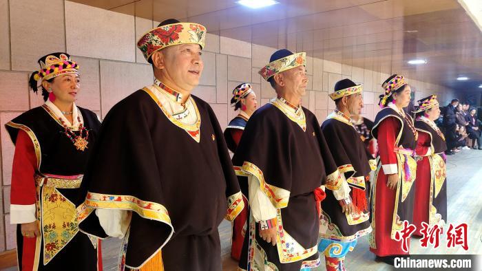 圖為西藏老年舞蹈隊在后臺準備上場?！∝暽＠?攝