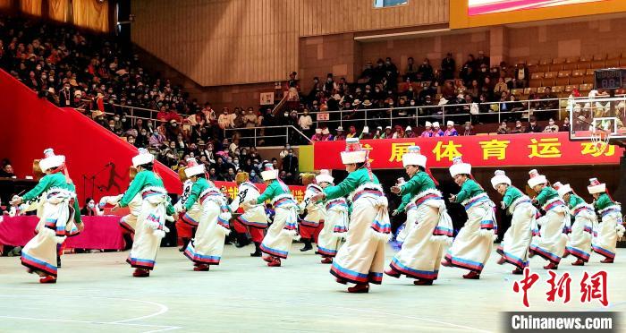 圖為西藏老年舞蹈隊齊跳傳統(tǒng)鍋莊舞。　貢桑拉姆 攝