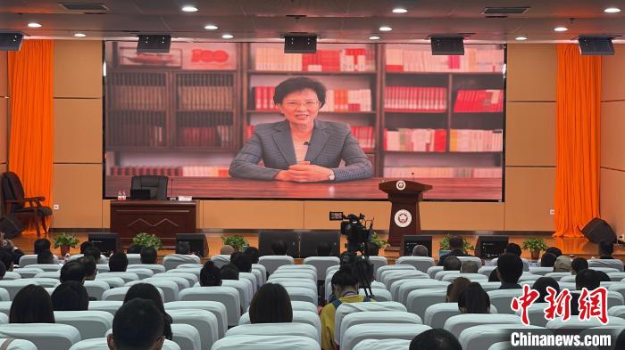 中國數(shù)百名專家學(xué)者齊聚共商西藏“穩(wěn)定、發(fā)展、生態(tài)、強(qiáng)邊”四件大事