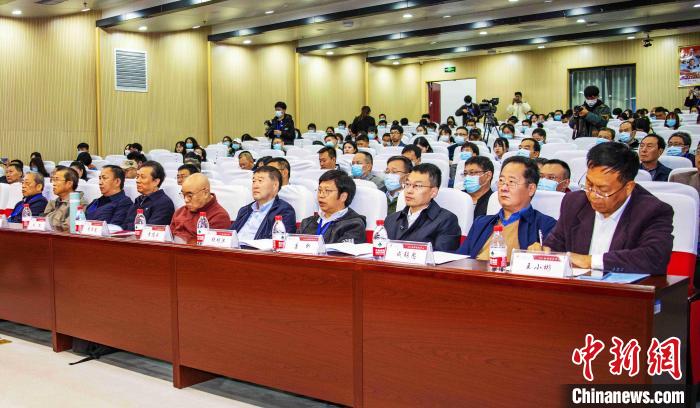 圖為與會(huì)專家學(xué)者聽會(huì)?！钪覍?攝