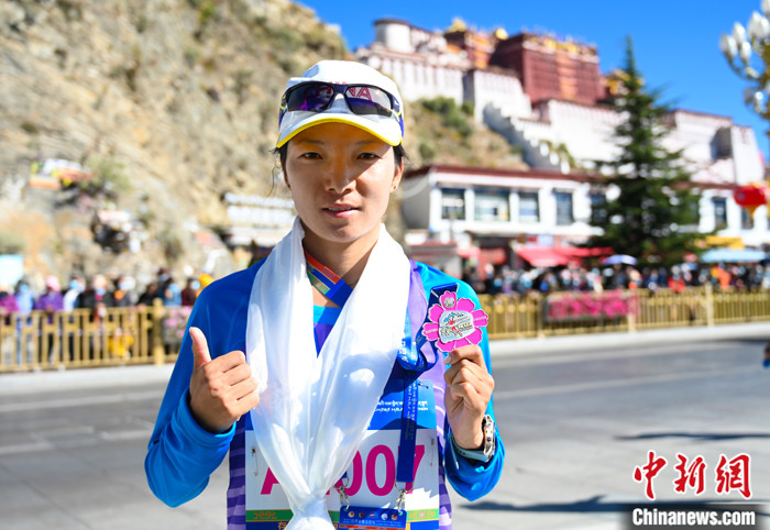 圖為女子半程馬拉松冠軍次仁措姆。 <a target='_blank' ><p  align=