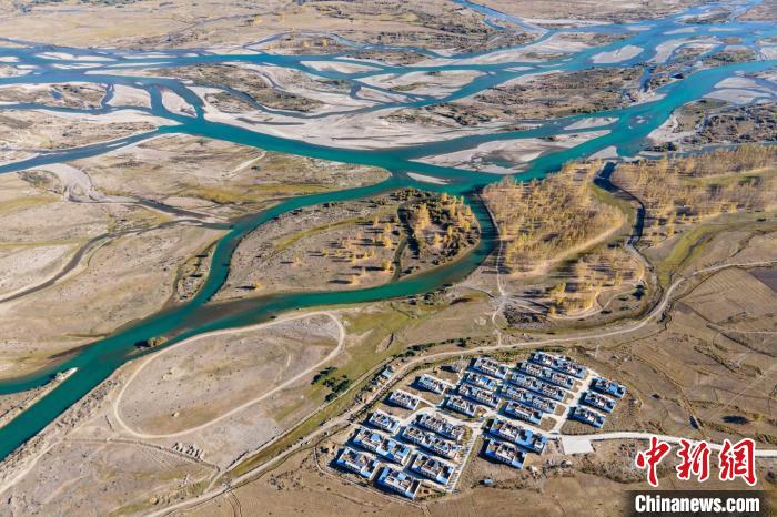 圖為10月16日，航拍高原河流拉薩河辮狀水系和河畔村莊，一派和諧景象。　江飛波 攝