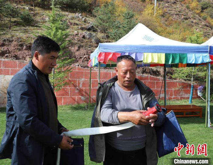 圖為護(hù)林員操作體驗(yàn)滅火裝備?！〔际猩窒乐ш?duì) 供圖