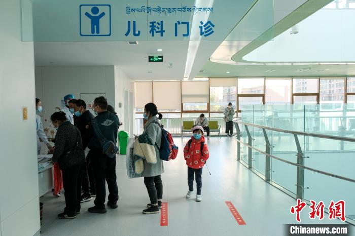 圖為兒科義診接診現(xiàn)場。　江飛波 攝