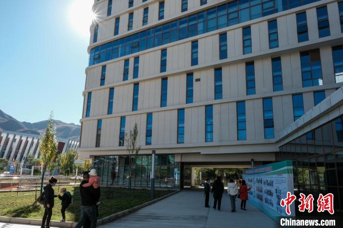 因疫情防控需要，此次義診活動進行了人數(shù)限定。圖為西藏民眾帶著孩子到醫(yī)院就診?！〗w波 攝