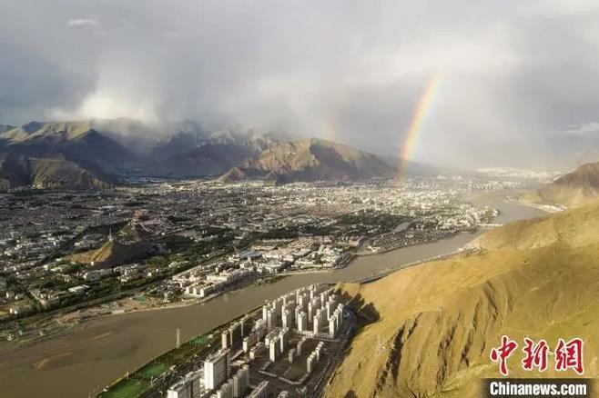 資料圖：海拔3600多米的高原城市拉薩迎來雨后彩虹。江飛波 攝