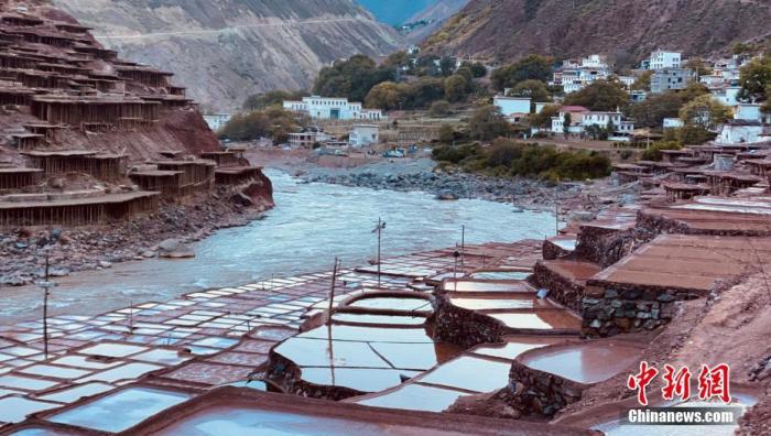 資料圖為芒康千年古鹽田。 <a target='_blank' ><p  align=