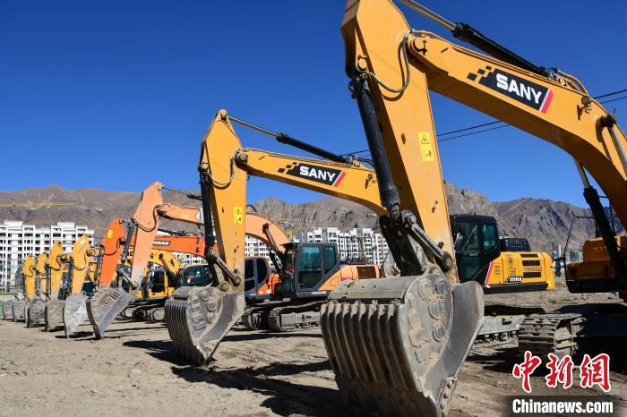 圖為人大附中拉薩學(xué)校開工奠基儀式現(xiàn)場?！∝暩聛硭?攝