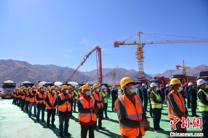 圖為人大附中拉薩學(xué)校開工奠基儀式現(xiàn)場?！∝暩聛硭?攝