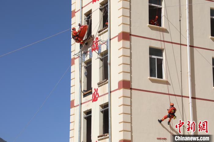 圖為消防指戰(zhàn)員進行繩索救援演練?！≈炜旗?攝