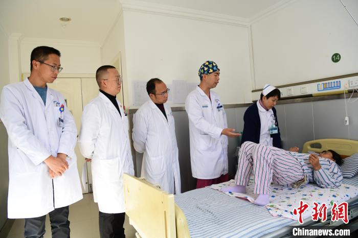 圖為何蔚副主任醫(yī)師(站右二)及團(tuán)隊術(shù)后指導(dǎo)患者進(jìn)行腰背肌鍛煉。　貢嘎來松 攝