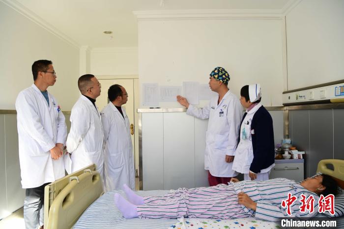 圖為何蔚副主任醫(yī)師(站右二)及團(tuán)隊術(shù)后對患者的肌肉訓(xùn)練、蛋白飲食等制定了每半日的康復(fù)計劃?！∝暩聛硭?攝