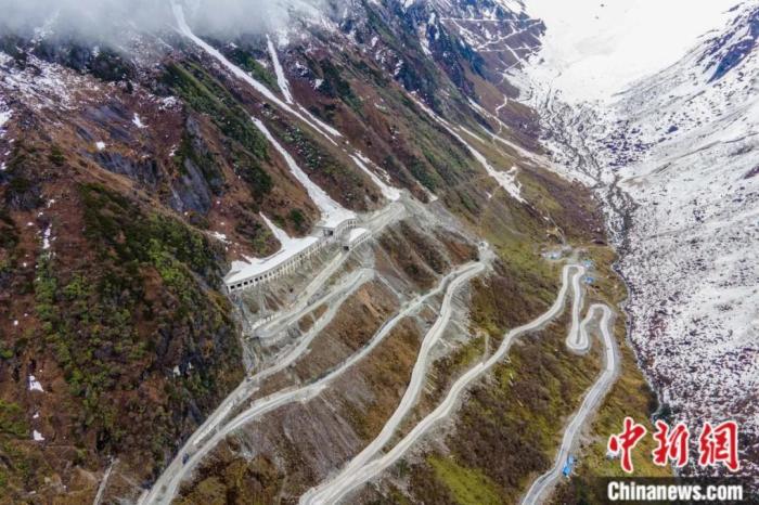 圖為嘎隆拉隧道南段，穿過該隧道后便正式進(jìn)入了墨脫縣范圍。