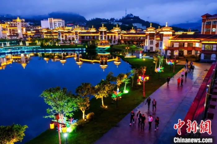 墨脫入夜，華燈初上，昔日“高原孤島”如今日漸繁華。