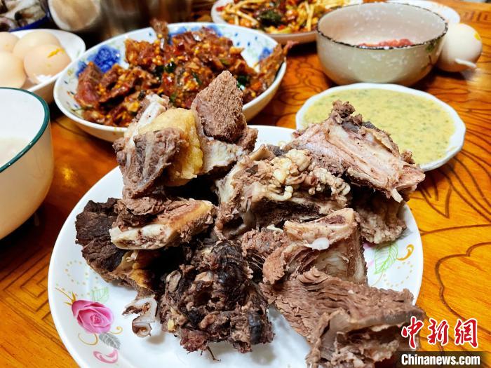 圖為除夕之夜的大餐?！∪轿木?攝