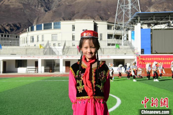 圖為加查縣安繞鎮(zhèn)小學回族學生馬萍?！∝暩聛硭?攝