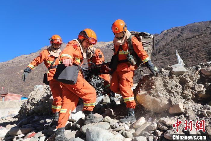 圖為參訓消防指戰(zhàn)員密切配合進行訓練?！〔际猩窒乐ш牻_縣中隊 攝