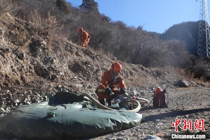 圖為參訓消防指戰(zhàn)員架設蓄水池?！〔际猩窒乐ш牻_縣中隊 攝