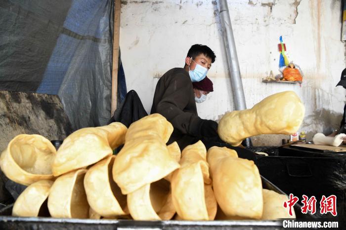 圖為拉薩手藝人制作藏歷新年供品“德卡”?！∝暩聛硭?攝