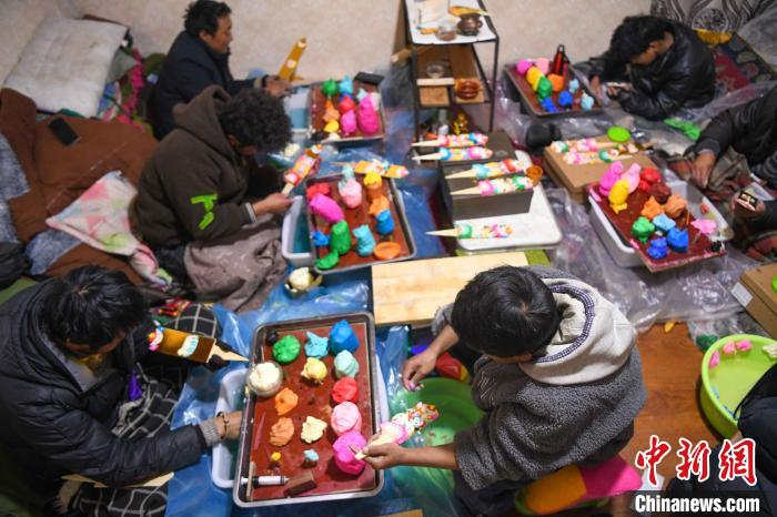 圖為拉薩手藝人制作年貨酥油花?！∝暩聛硭?攝