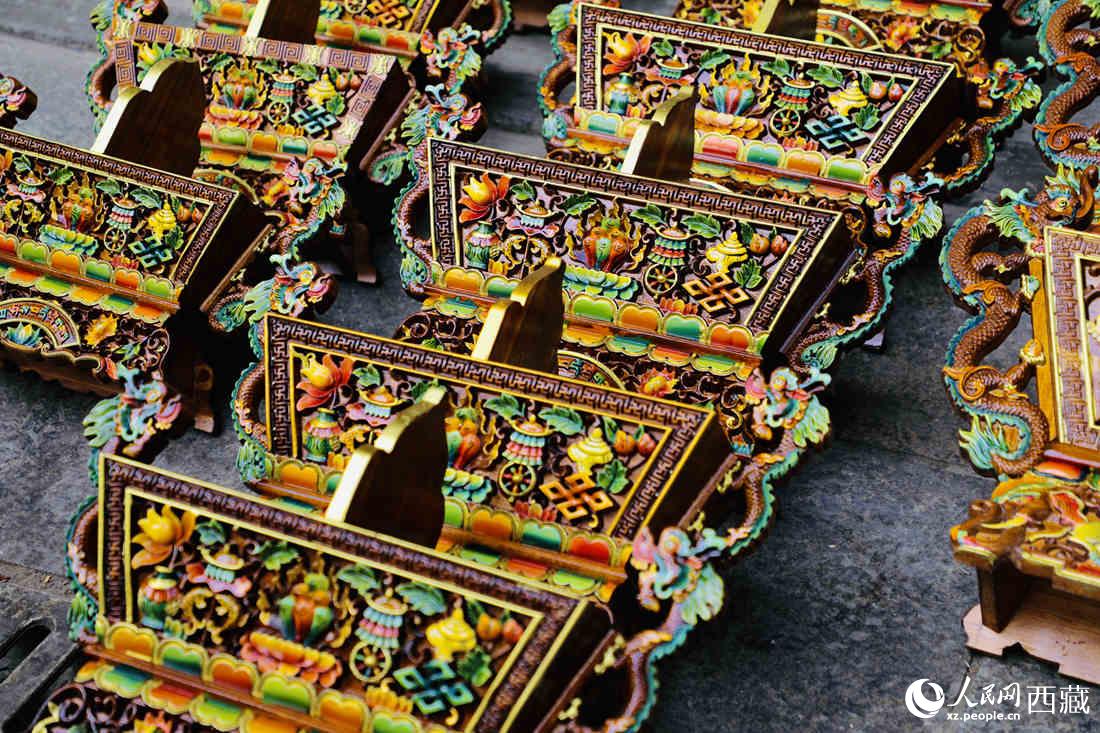 年貨市場上的切瑪盒。（切瑪盒是藏歷新年吉祥物，是在精制斗型木盒中用隔板分開，分別盛入炒麥粒和糌粑，插上“仔卓”，象征著人壽年豐、吉祥如意。）人民網(wǎng) 次仁羅布攝