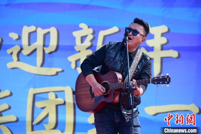 圖為文藝匯演現(xiàn)場?！∝暩聛硭?攝