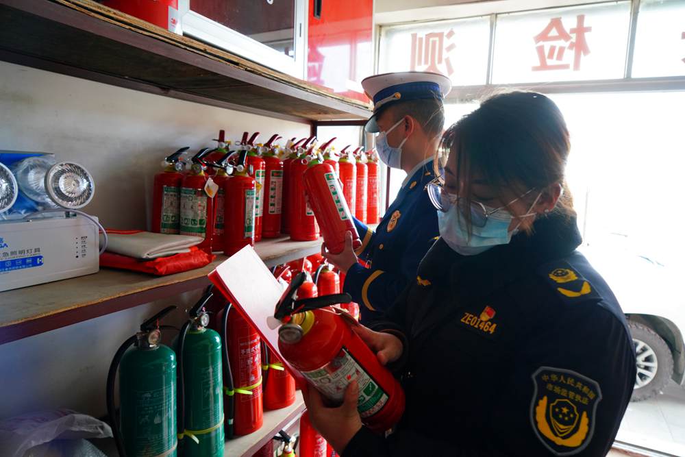 檢查消防器材。圖片由那曲消防提供