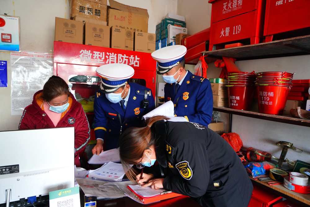 檢查消防器材。圖片由那曲消防提供