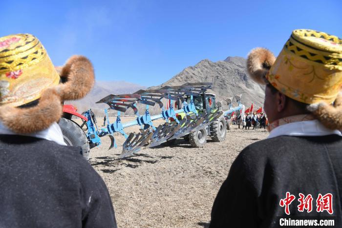 圖為拉薩市曲水縣茶巴朗村春耕儀式現(xiàn)場?！∝暩聛硭?攝