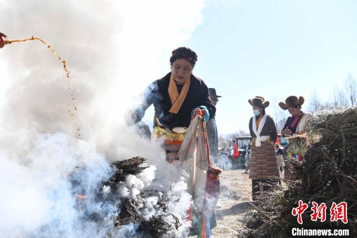 圖為拉薩市曲水縣茶巴朗村村民在春耕儀式前煨桑?！∝暩聛硭?攝