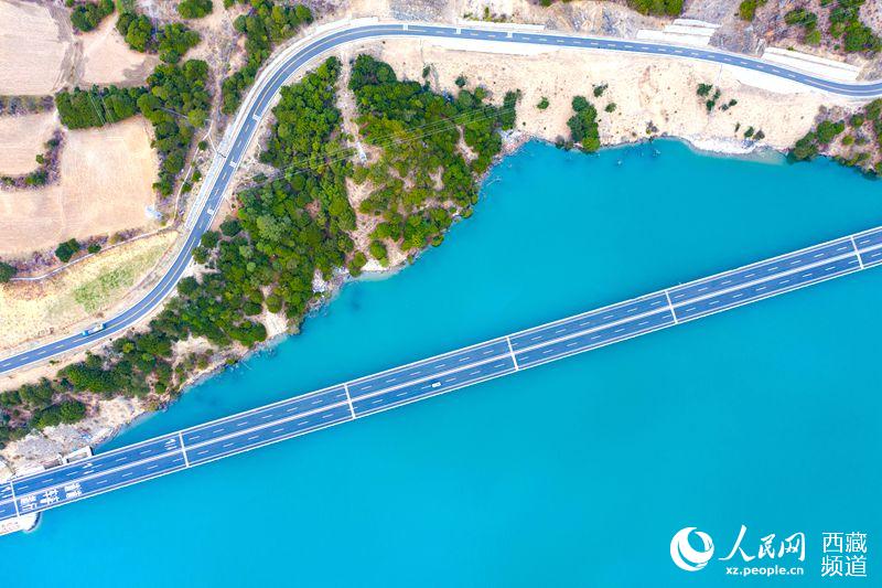 拉林高等級(jí)公路。徐馭堯攝